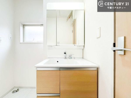 ���ʑ�E���ʏ� �O�ʋ��d�l�̐��ʏ��́A�g�����Ȃ݂����₷������I���͎��[�ɂȂ��Ă��܂��B�h���C���[�₨���ϓ����Еt������̂Ő��ʑ������X�b�L���ƌ����邱�Ƃ��o���܂��I