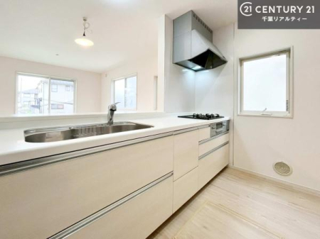 �L�b�`�� ��l�C�̑Ζʎ��V�X�e���L�b�`�����̗p���Ă��܂��I���Ƒ��̃R�~���j�P�[�V���������R�Ƒ�����݌v�ł��B
���q�l�ɂ��ڂ��͂��̂Ŋ������ł��ˁB���[�͂�����܂��I