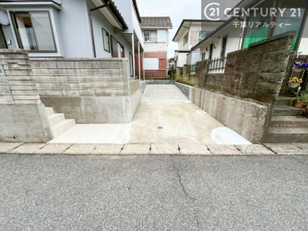 ���ԏ� ���ԃX�y�[�X��2�䕪����܂��I�Z�J���h�J�[�͂������A�o�C�N�⎩�]�ԂȂǂ��u���ꏊ�ɍ���܂���B