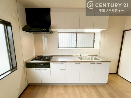 �L�b�`�� �Ǖt���L�b�`�����̗p���邱�ƂŁA
���r���O�E�_�C�j���O���L���g����Ԏ��ɂȂ��Ă��܂��B