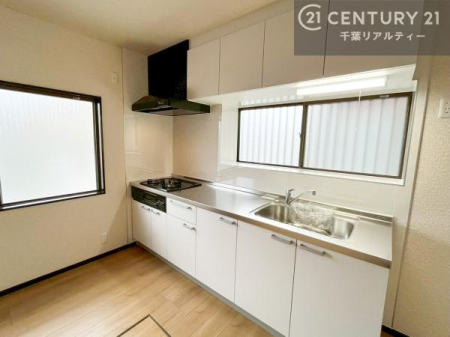 �L�b�`�� �Ǖt���L�b�`�����̗p���邱�ƂŁA
���r���O�E�_�C�j���O���L���g����Ԏ��ɂȂ��Ă��܂��B