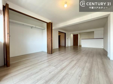 ���r���O ��؂ȉƑ����W�܂邩�炱��LDK�ɂ͂�����肽���B
�q�����������C�ɏ΂��Ȃ��瑖�����Ă���p�����������u�L���Ƃɂ��ėǂ������v�Ǝv���u�Ԃł��B