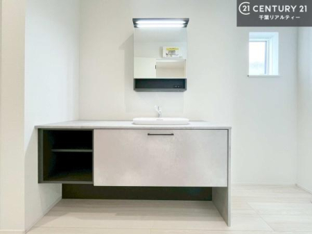 ���ʑ�E���ʏ� �܂�Ńz�e���̃p�E�_�[���[���̂悤�Ȑ��ʃX�y�[�X�B
�L���J�E���^�[�̓��C�N��w�A�Z�b�g�ɂ��g���₷���A���̏������X���[�Y�ł��B