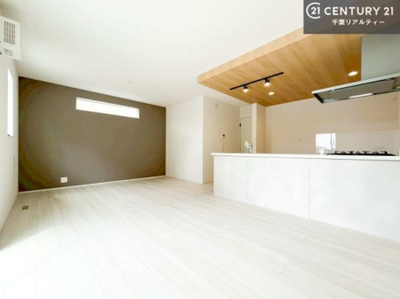 ���r���O �A�N�Z���g�N���X���̗p�������r���O�́A��Ԃɂ��肰�Ȃ����Ə㎿�������o�B�������S�̂̕��͋C���������߁A�������ŗ�����������Ԃ��L����܂��B