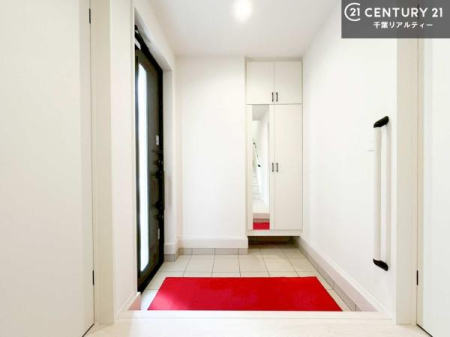 ���� ���ւɂ͎p���t���̃V���[�Y�{�b�N�X��ݒu�B�C������������[�ł���̂͂������A�O�o�O�ɑS�g���m�F�ł���֗��Ȏd�l�ł��B