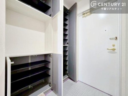 ���� �V���[�Y�{�b�N�X�t���B���ւ��Еt�����|�������₷���ł��I
�X�b�L���������ւŌ˂��J�����u�ԁA�������̂���S�n������Ԃ��o�}���Ă���܂��B