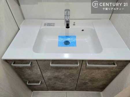 ���ʑ�E���ʏ� ����@�u����ɂ͖h���p����ݒu���Ă���A�����̃g���u���ɂ��z�����ꂽ���S�̐݌v�ł��B