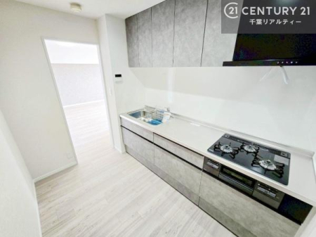 �L�b�`�� �Ɨ��^�L�b�`���́A���r���O�Ƌ�Ԃ�������Ă��邽�ߐ�������}�����A���q�������S�B�����ɏW���ł��闎����������Ԃł��B