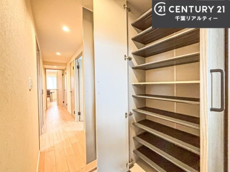 ���� �V���[�Y�{�b�N�X�t���B���ւ��Еt�����|�������₷���ł��I
�X�b�L���������ւŌ˂��J�����u�ԁA�������̂���S�n������Ԃ��o�}���Ă���܂��B