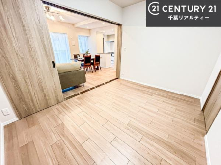 �m�� ���r���O�ɗאڂ����m���́A�J�������LDK�ƂȂ���J���I�ȋ�ԂɁB
���q�l�̗V�я�⃏�[�N�X�y�[�X�A�q�ԂȂǑ��ړI�Ɋ��p�ł���֗��Ȃ������ł��B