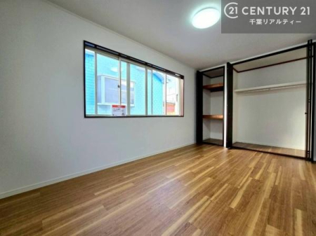 �m�� �e�����Ɏ��[�͂̂���N���[�[�b�g��ݒu�B�ו��𐮗����ڂ��₷���A����������ɂ��ꂢ�ɕۂ��Ƃ��ł��܂��B���[�ꏊ�ɍ���Ȃ��A���K�Ȑ������T�|�[�g����Z�܂��ł��B