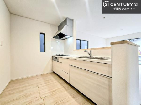 �L�b�`�� ��l�C�̑Ζʎ��V�X�e���L�b�`�����̗p���Ă��܂��I���Ƒ��̃R�~���j�P�[�V���������R�Ƒ�����݌v�ł��B
���q�l�ɂ��ڂ��͂��̂Ŋ������ł��ˁI�L�X�g���ĉ��K�ō�Ƃ��i�݂܂��B