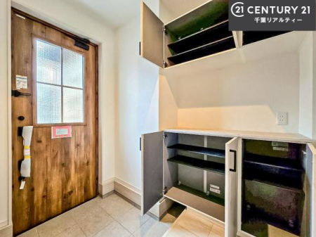 ���� �V���[�Y�{�b�N�X�t���B���ւ��Еt�����|�������₷���ł��I
�X�b�L���������ւŌ˂��J�����u�ԁA�������̂���S�n������Ԃ��o�}���Ă���܂��B