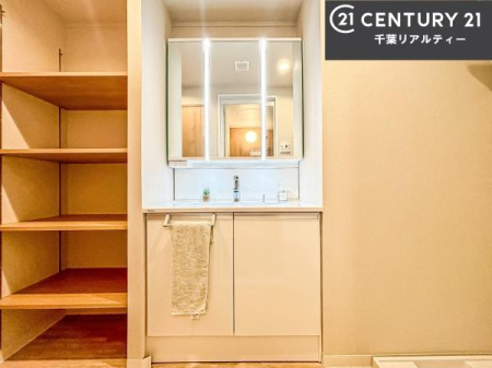 ���ʑ�E���ʏ� �O�ʋ��d�l�̐��ʏ��́A�g�����Ȃ݂����₷������I���͎��[�ɂȂ��Ă��܂��B�h���C���[�₨���ϓ����Еt������̂Ő��ʑ������X�b�L���ƌ����邱�Ƃ��o���܂��I