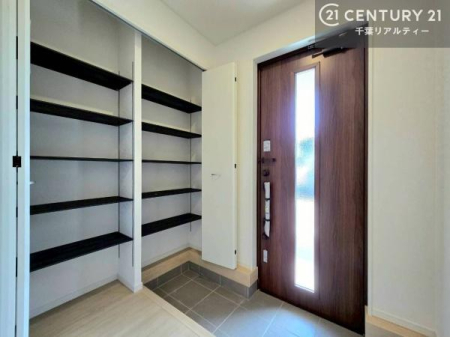 ���� �V���[�Y�{�b�N�X�t���B���ւ��Еt�����|�������₷���ł��I
�X�b�L���������ւŌ˂��J�����u�ԁA�������̂���S�n������Ԃ��o�}���Ă���܂��B