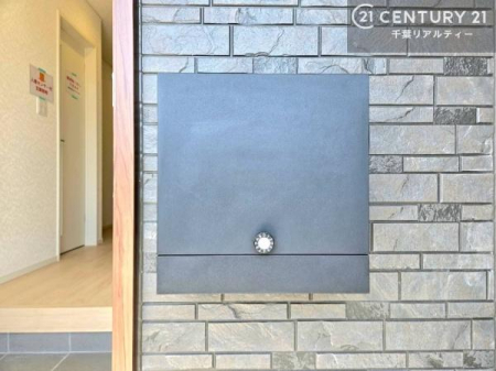 ���̑����n �O�ǂɐݒu���ꂽ�|�X�g�́A�O�σf�U�C���Ɣ��������a���Ȃ���A�g������ɂ��z�����ꂽ�֗��Ȑݔ��ł��B