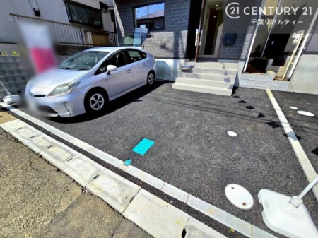 ���ԏ� ���ԃX�y�[�X��2�䕪����܂��I�Z�J���h�J�[�͂������A�o�C�N�⎩�]�ԂȂǂ��u���ꏊ�ɍ���܂���B(�Ԏ�ɂ��)