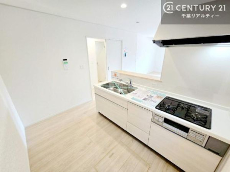 �L�b�`�� ��l�C�̑Ζʎ��V�X�e���L�b�`�����̗p���Ă��܂��I���Ƒ��̃R�~���j�P�[�V���������R�Ƒ�����݌v�ł��B
���q�l�ɂ��ڂ��͂��̂Ŋ������ł��ˁI�L�X�g���ĉ��K�ō�Ƃ��i�݂܂��B