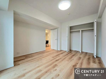 �m�� �L�x�Ȏ��[�X�y�[�X�ŁA�Z��Ԃ�������B
��������}���A��������Ԃ�ۂĂ���[�[���̏Z�܂��ł��B