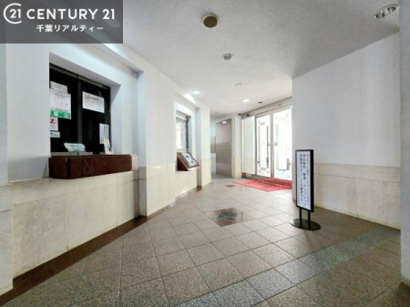 �G���g�����X �G���g�����X�̓I�[�g���b�N���̗p�B���K�҂���������m�F�ł��A�h�Ɩʂɂ��z�����ꂽ���S�̃}���V�����ł��B
�����̕�炵�ɁA�S�����Z�L�����e�B������Ă��܂��B