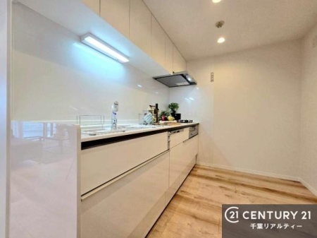 �L�b�`�� ���[�͂̍����V�X�e���L�b�`���ŁA��������H�����������Еt���A�L�X�Ƃ�����Ԃŉ��K�ɗ������y���߂܂��B