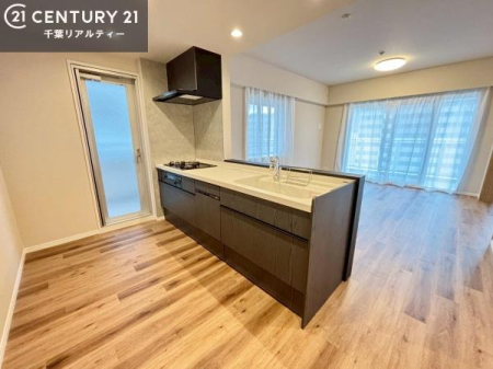 �L�b�`�� ��l�C�̑Ζʎ��V�X�e���L�b�`�����̗p���Ă��܂��I���Ƒ��̃R�~���j�P�[�V���������R�Ƒ�����݌v�ł��B
���q�l�ɂ��ڂ��͂��̂Ŋ������ł��ˁI�L�X�g���ĉ��K�ō�Ƃ��i�݂܂��B