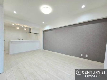 ���r���O �A�N�Z���g�N���X���̗p�������r���O�́A��Ԃɂ��肰�Ȃ����Ə㎿�������o�B�������S�̂̕��͋C���������߁A�������ŗ�����������Ԃ��L����܂��B