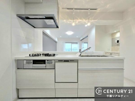 �L�b�`�� �J�������ӂ��I�[�v���L�b�`���́A���r���O�S�̂����n�����̊��̂����Ԑ݌v�B���Ƒ��Ƃ̉�b���y���݂Ȃ��痿�����ł��A���X�̎��Ԃ����L���ɉ��o���܂��B