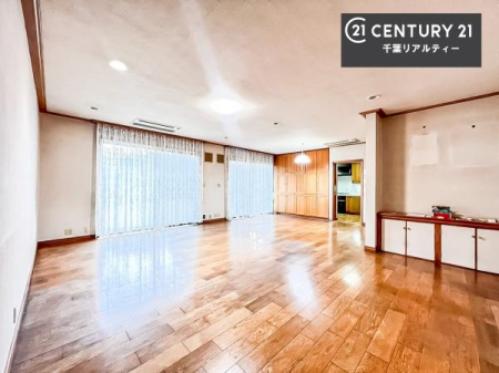 ���r���O �傫�ȑ����炽���Ղ�̗z���������閾�邢���r���O�B�J�����̂��郊�r���O�ŉƑ��c���̂��났�̎��Ԃ��߂����܂��B