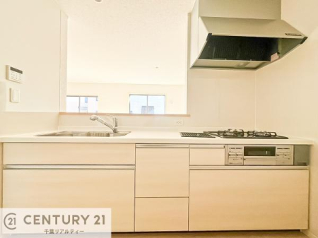 �L�b�`�� �y���d�l�z��l�C�̑Ζʎ��V�X�e���L�b�`�����̗p���Ă��܂��I���Ƒ��̃R�~���j�P�[�V���������R�Ƒ�����݌v�ł��B
���q�l�ɂ��ڂ��͂��̂Ŋ������ł��ˁB���[���L�x�Ŏg������̗ǂ��L�b�`���ł��I