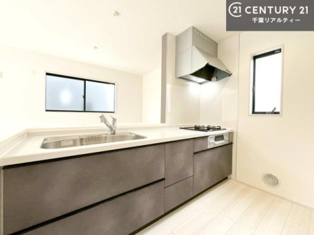 �L�b�`�� ��l�C�̑Ζʎ��V�X�e���L�b�`�����̗p���Ă��܂��I���Ƒ��̃R�~���j�P�[�V���������R�Ƒ�����݌v�ł��B
���q�l�ɂ��ڂ��͂��̂Ŋ������ł��ˁB�L�X�g���ĉ��K�ɍ�Ƃ��i�݂܂��B