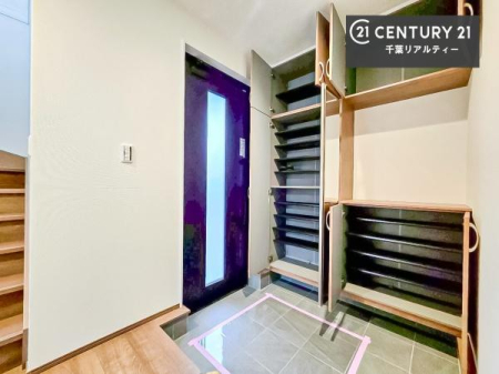 ���� �V���[�Y�{�b�N�X�t���B���ւ��Еt�����|�������₷���ł��I
�X�b�L���������ւŌ˂��J�����u�ԁA�������̂���S�n������Ԃ��o�}���Ă���܂��B