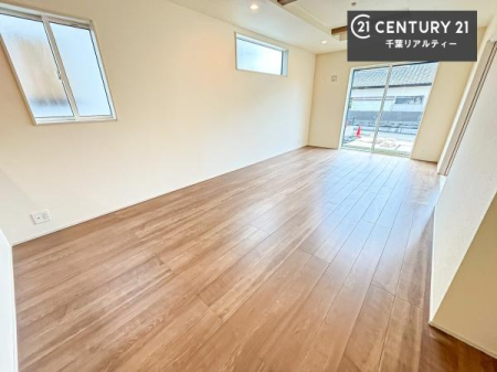 ���r���O �傫�ȑ����炽���Ղ�̗z���������閾�邢���r���O�B�J�����̂��郊�r���O�ŉƑ��c���̂��났�̎��Ԃ��߂����܂��I