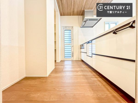 �L�b�`�� ������̂���L�b�`���́A��炵�ɂ�Ƃ�������炷�������d�l�B
�����Ƀj�I�C��������ɂ����A���K�ȏZ����ۂĂ܂��B