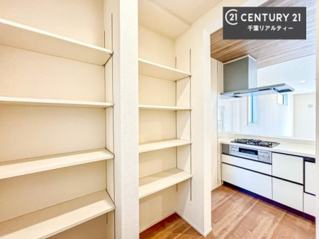 ���[ �p���g���[�t���I���Ă�������A�H�ނ̃X�g�b�N���X�b�L�����ڂ��邱�Ƃ��ł��܂��I
���񌻒n�ł��m���߂��������B