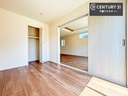 �q������ ���r���O���ɔz�u���ꂽ�m���́A���q�l�̂������ɂ҂�����̈ʒu�B���Ƒ��Ƃ̃R�~���j�P�[�V���������₷���A������g�߂Ɋ���������S�̋�Ԃł��B