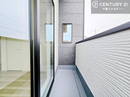 �o���R�j�[ �o���R�j�[��2�����ɐ݂��A�z������ƒʕ��Ɍb�܂ꂽ�J�������ӂ��݌v�B���󕨊����͂������A��Ƃ肠��O��ԂƂ��Ă��S�n�悭�����p���������܂��B