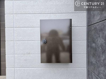 ���̑����n �O�ǂɐݒu���ꂽ�|�X�g�́A�O�σf�U�C���Ɣ��������a���Ȃ���A�g������ɂ��z�����ꂽ�֗��Ȑݔ��ł��B