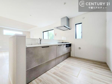 �L�b�`�� ��l�C�̑Ζʎ��V�X�e���L�b�`�����̗p���Ă��܂��I���Ƒ��̃R�~���j�P�[�V���������R�Ƒ�����݌v�ł��B
���q�l�ɂ��ڂ��͂��̂Ŋ������ł��ˁB���[�͂�����܂��I