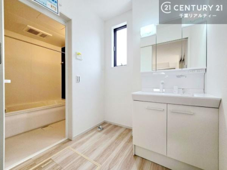 ���ʑ�E���ʏ� �O�ʋ��d�l�̐��ʏ��́A�g�����Ȃ݂����₷������I���͎��[�ɂȂ��Ă��܂��B�h���C���[�₨���ϓ����Еt������̂Ő��ʑ������X�b�L���ƌ����邱�Ƃ��o���܂��I