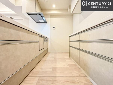 �L�b�`�� �J�b�v�{�[�h�t���̃L�b�`���ł��I
�L�b�`���͉����ƃK�`���K�`���������ł��B�d�q�����W�␆�ъ���u���܂����A��������̐H��͒I�Ɏ��[���\�ł��I