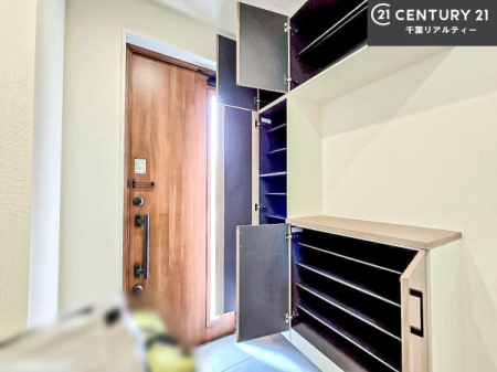 ���� �V���[�Y�{�b�N�X�t���Ȃ̂ŁA���ւ��Еt�����|�������₷���ł��I
�X�b�L���������ւŌ˂��J�����u�ԁA�������̂���S�n������Ԃ��o�}���Ă���܂��B
