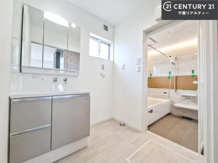 ���ʑ�E���ʏ� �O�ʋ��d�l�̐��ʏ��́A�g�����Ȃ݂����₷������I���͎��[�ɂȂ��Ă��܂��B�h���C���[�₨���ϓ����Еt������̂Ő��ʑ������X�b�L���ƌ����邱�Ƃ��o���܂��I