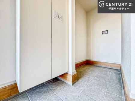 ���� �y�Ԏ��[�ƃV���[�Y�{�b�N�X�̗������������ꂽ���ւ͂��ł��X�b�L���I���Ќ��n�ɂāA���[�͖L�x�ȏZ�܂��̎g����������̊����������B