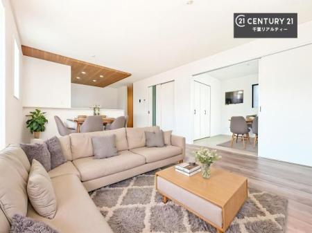 ���r���O �Ƌ�́ACG�p�[�X�ł��B��؂ȉƑ����W�܂邩�炱��LDK�ɂ͂�����肽���B
�q�����������C�ɏ΂��Ȃ��瑖�����Ă���p�����������u�L���Ƃɂ��ėǂ������v�Ǝv���u�Ԃł��B