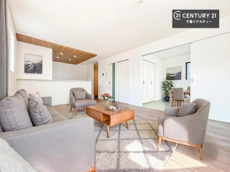 ���r���O �Ƌ�́ACG�p�[�X�ł��B��؂ȉƑ����W�܂邩�炱��LDK�ɂ͂�����肽���B
�q�����������C�ɏ΂��Ȃ��瑖�����Ă���p�����������u�L���Ƃɂ��ėǂ������v�Ǝv���u�Ԃł��B