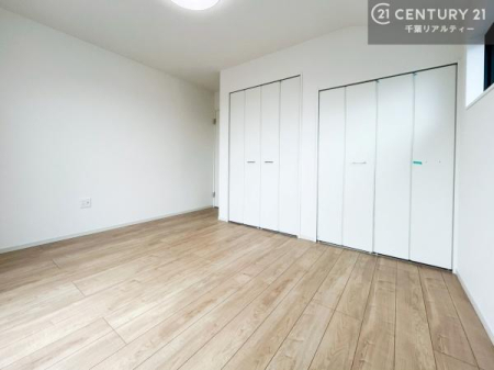 �m�� �L�x�Ȏ��[�X�y�[�X�ŁA�Z��Ԃ�������B
��������}���A��������Ԃ�ۂĂ���[�[���̏Z�܂��ł��B