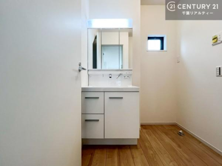 ���ʑ�E���ʏ� �O�ʋ��d�l�̐��ʏ��́A�g�����Ȃ݂����₷������I���͎��[�ɂȂ��Ă��܂��B�h���C���[�₨���ϓ����Еt������̂Ő��ʑ������X�b�L���ƌ����邱�Ƃ��o���܂��I