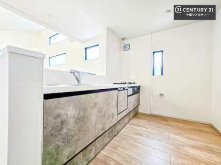 �L�b�`�� ��Ƃ肠�钲���X�y�[�X�ō�Ƃ����₷�����K�ȃL�b�`���ł��I
���q�l�ƈꏏ�ɂ��َq������y���߂�L�X�X�y�[�X�ł��B�y�����������ԂɂȂ肻���ł��ˁI