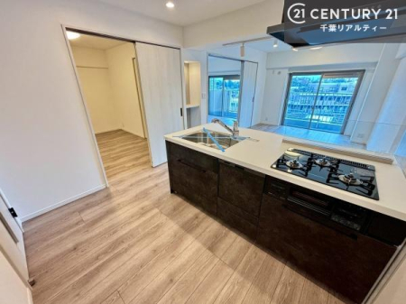 �L�b�`�� ��l�C�̑Ζʎ��V�X�e���L�b�`�����̗p���Ă��܂��I���Ƒ��̃R�~���j�P�[�V���������R�Ƒ�����݌v�ł��B
���q�l�ɂ��ڂ��͂��̂Ŋ������ł��ˁI�L�X�g���ĉ��K�ō�Ƃ��i�݂܂��B